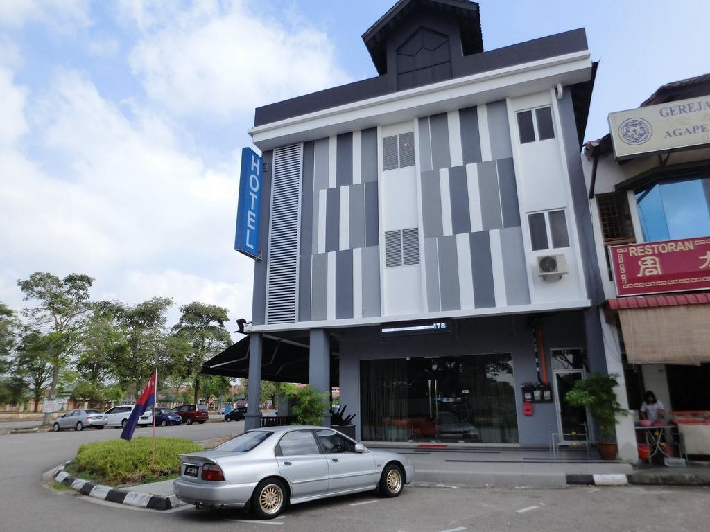 Nah Hotel Skudai Esterno foto